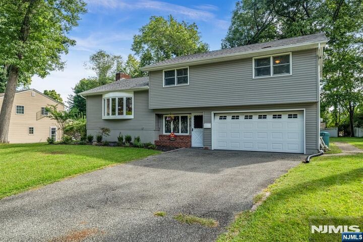 Property Photo:  30 Smithfield Road  NJ 07463 