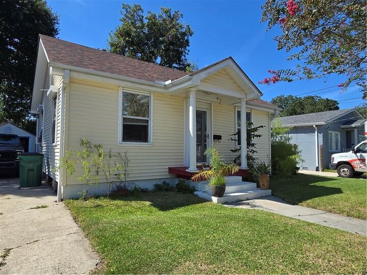 Property Photo:  200 Claiborne Court  LA 70121 