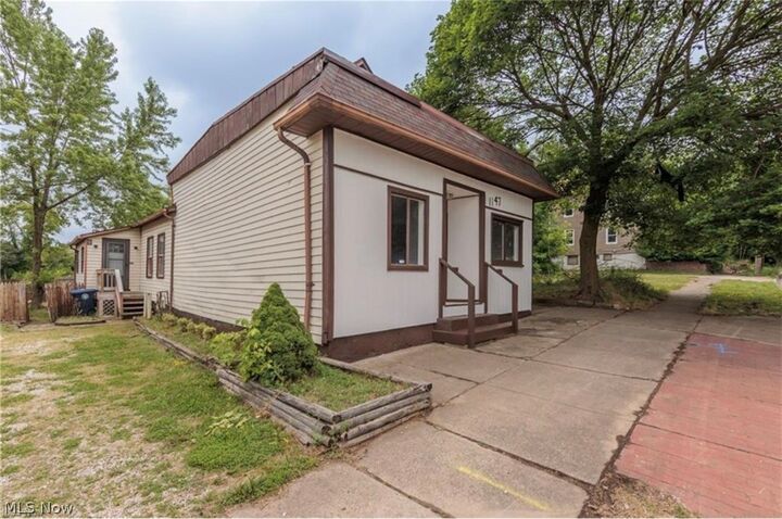 Property Photo:  1147 Newton Street  OH 44305 