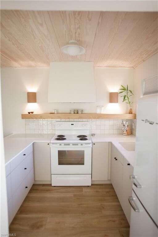 Property Photo:  225 Turtle Lake Ct 207  FL 34105 