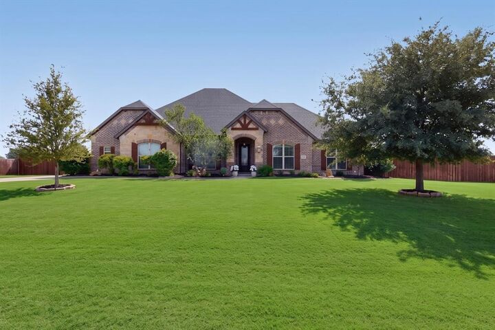 Property Photo: 5020 Lindy Court TX 76065