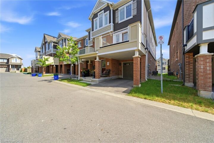 Property Photo:  1222 Rose Way 11  ON L9E 1P1 