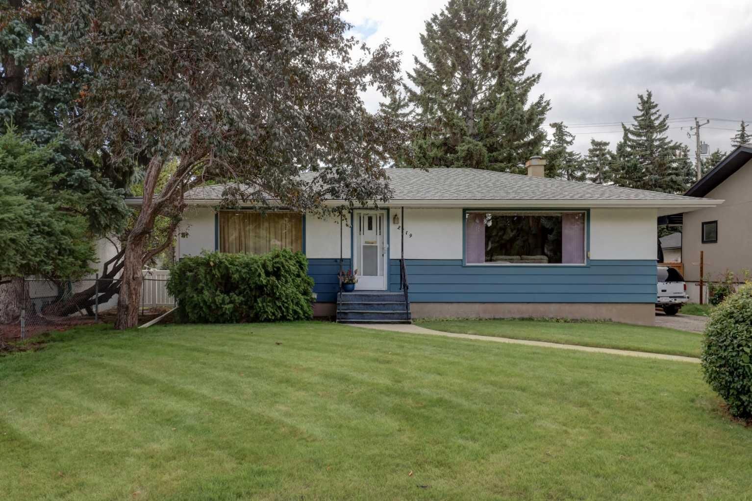 Property Photo:  2119 Halifax Crescent NW  AB T2M 4C8 
