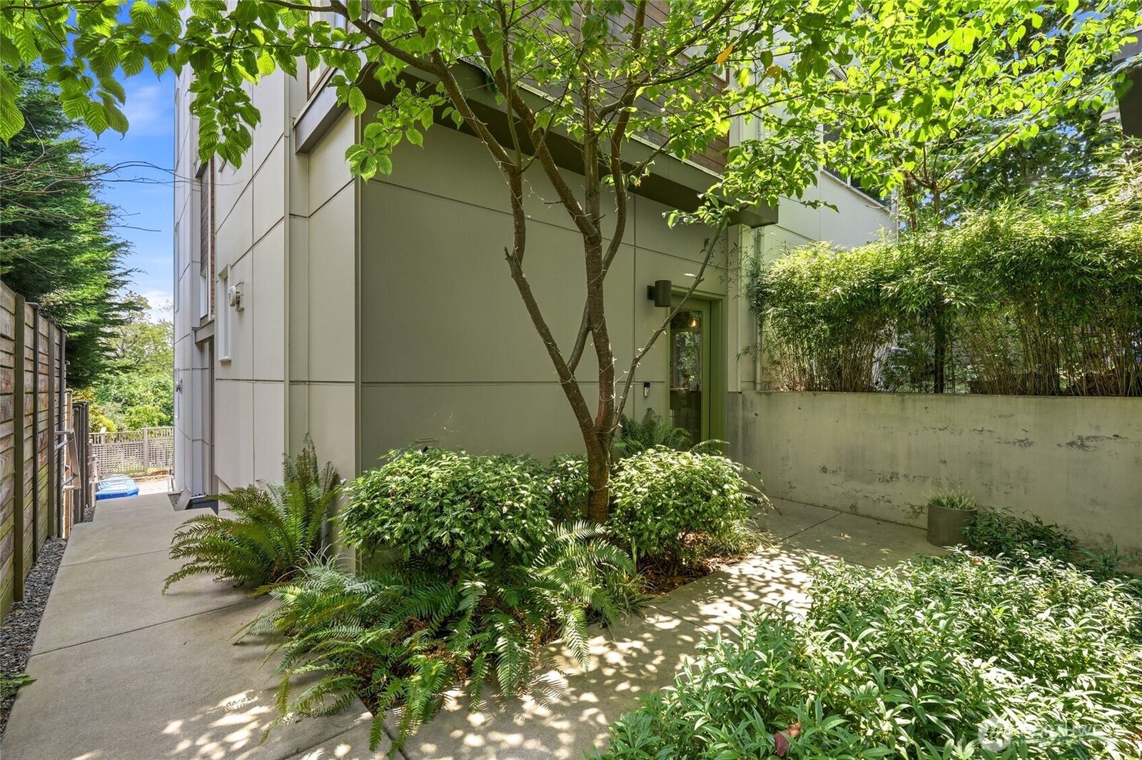 Property Photo:  1806  25th Avenue A  WA 98122 