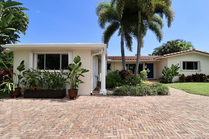 Property Photo:  2208 NE 19th Avenue  FL 33305 