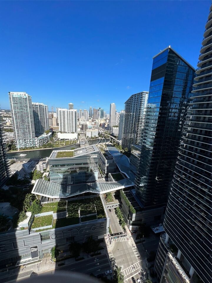 Property Photo:  45 SW 9th St 3709  FL 33130 