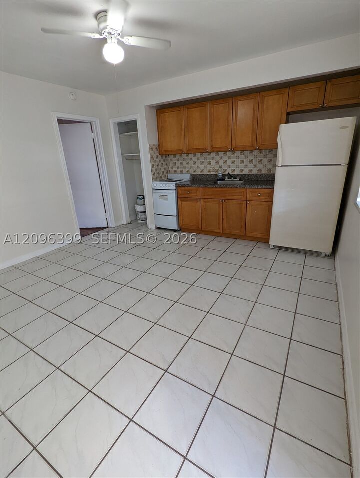 Property Photo:  