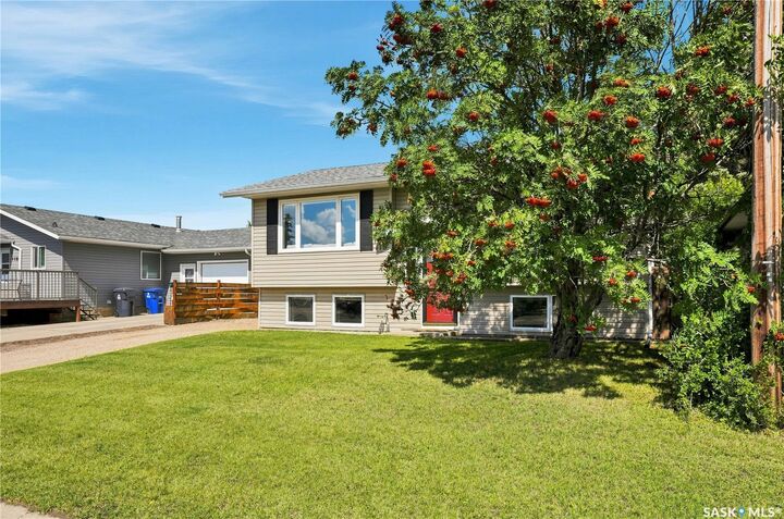 Property Photo:  116 Canora Street W  SK S0K 4S0 