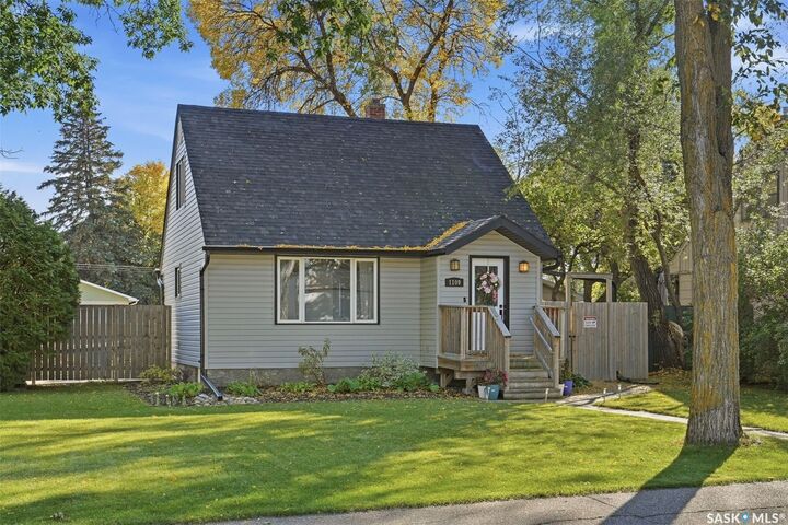 Property Photo:  1109 Oxford Street  SK S7K 0Y5 