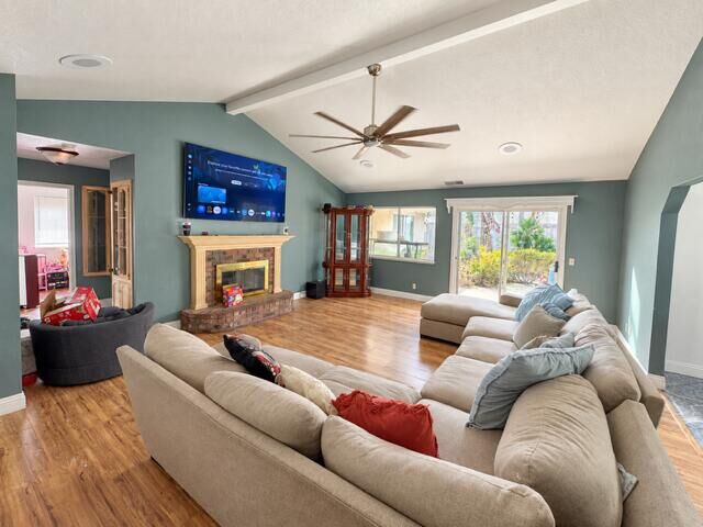 Property Photo:  1621 N Maple Street  CA 93292 