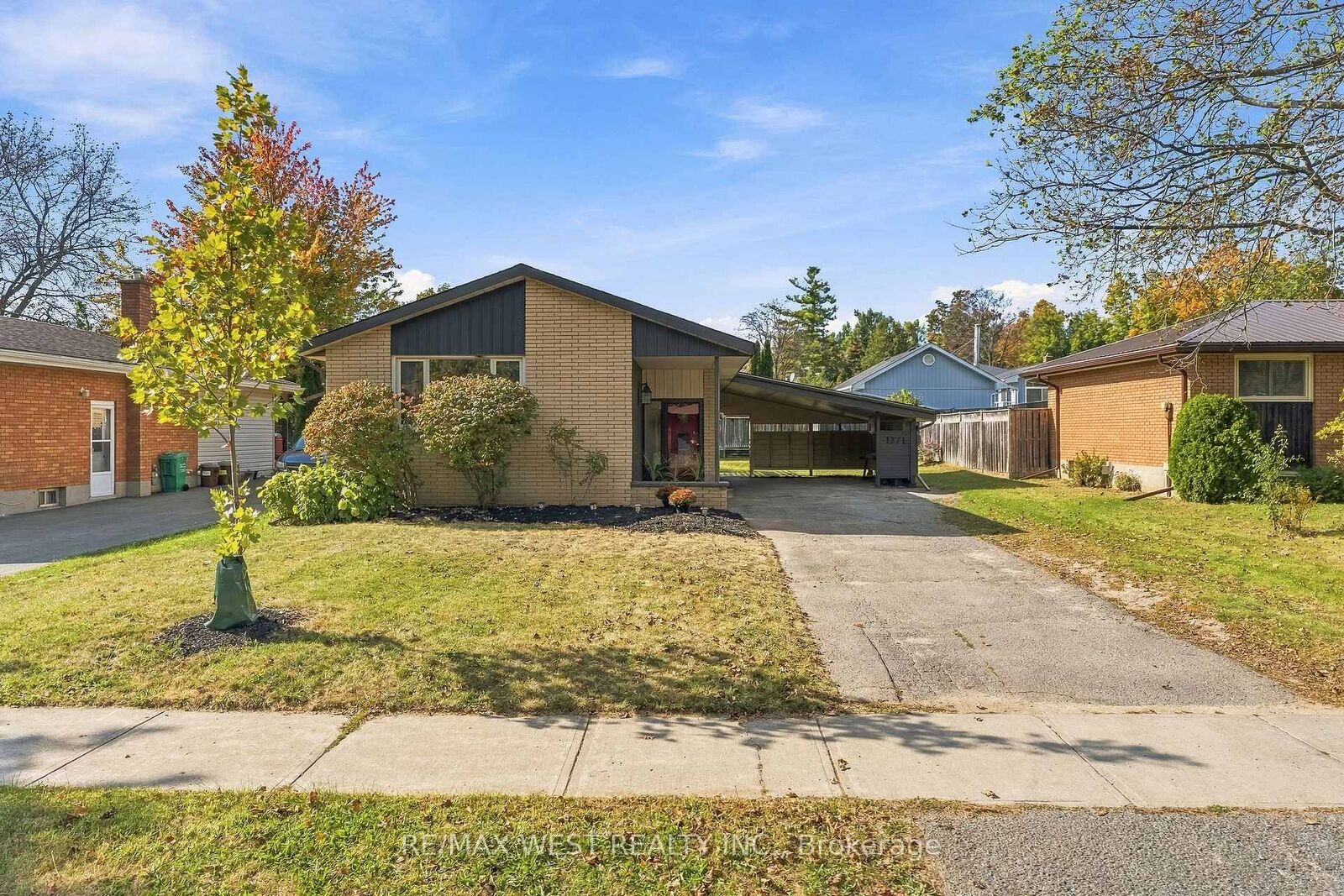 Property Photo:  1271 Franklin Drive  ON K9H 6Z3 