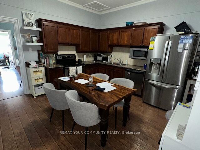 Property Photo:  318 Mary Street W  ON L1N 2R6 