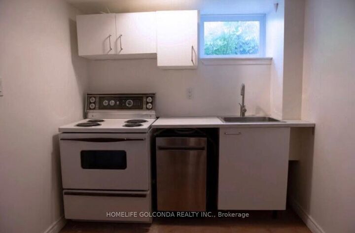 Property Photo:  8 Hazelglen Avenue  ON M2R 1R7 