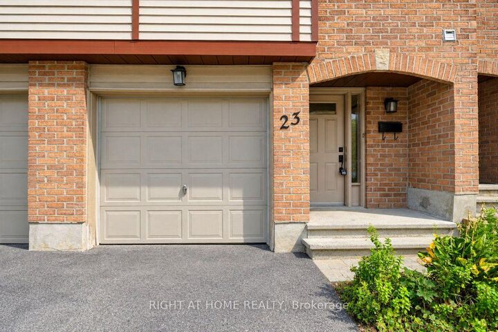 Photo de la propriété: 23 Lightfoot Place 33 ON K2L 3M6