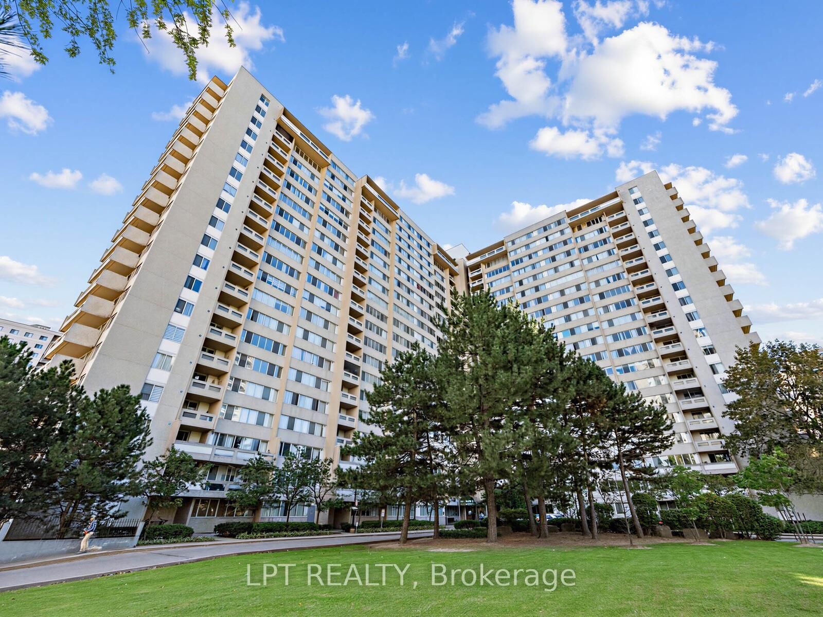 Property Photo:  3590 Kaneff Crescent 1112  ON L5A 3X3 