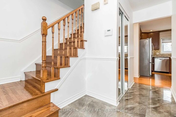 Property Photo:  19 Starlake Drive Upper  ON M1G 3C3 