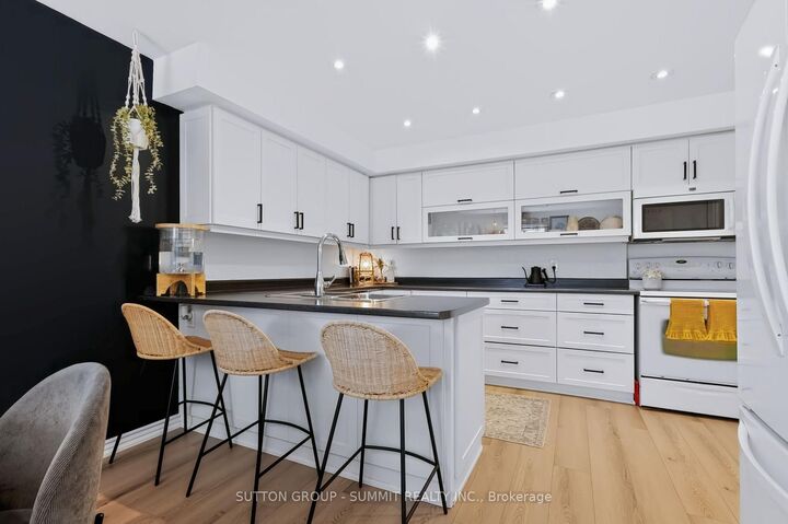 Property Photo:  4018 Longmoor Drive 16  ON L7L 1X2 
