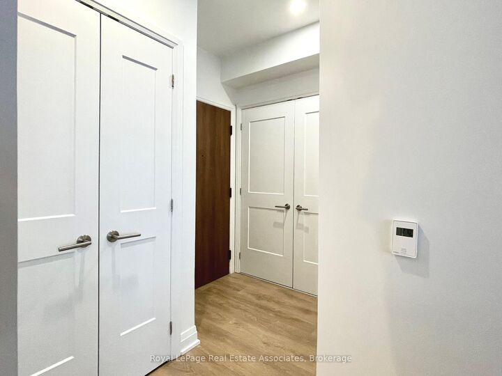 Property Photo:  21 Park Street E 917  ON L5G 1L7 