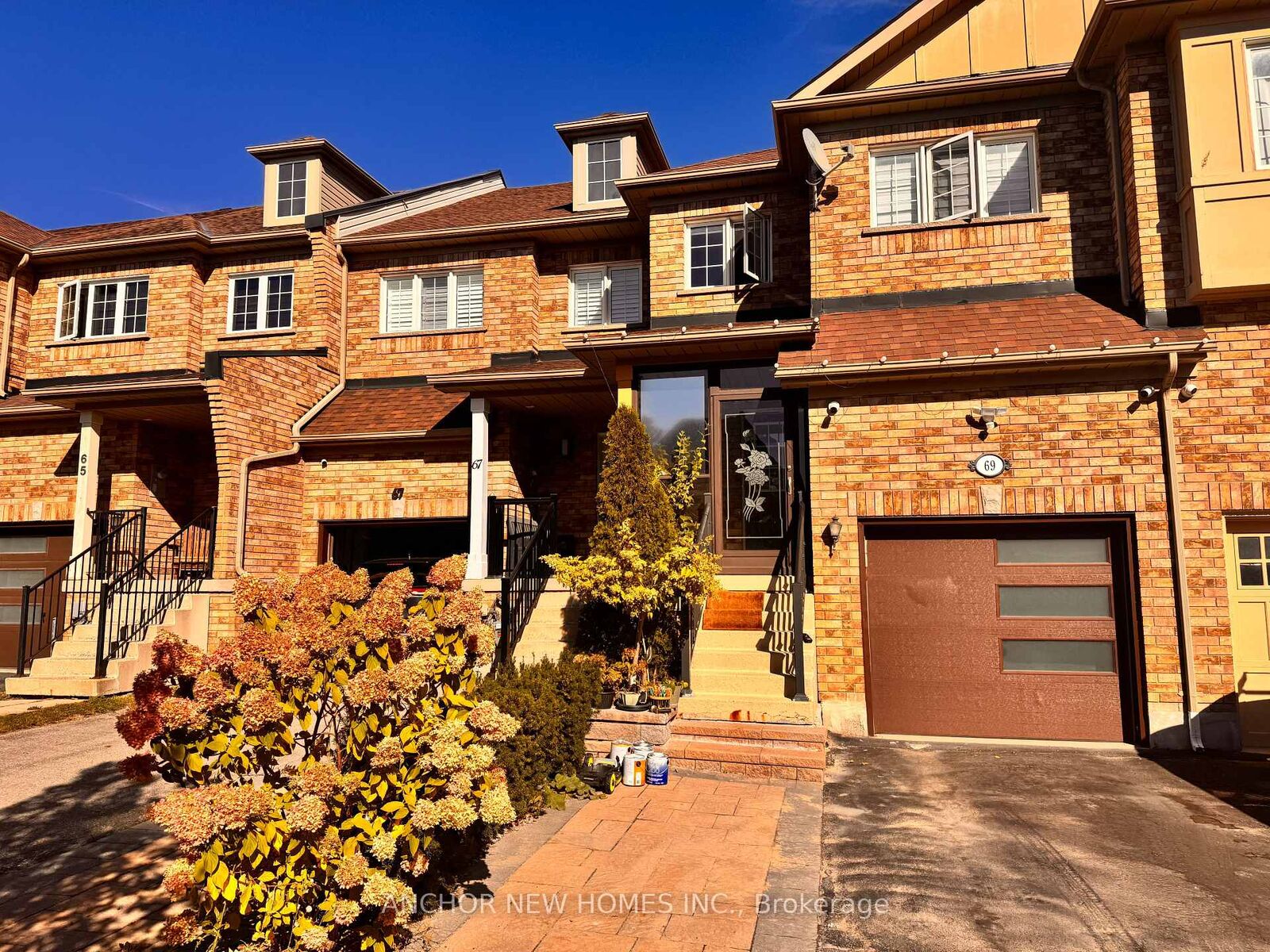 Property Photo:  69 Heritage Hollow Estate Street  ON L4S 2X2 