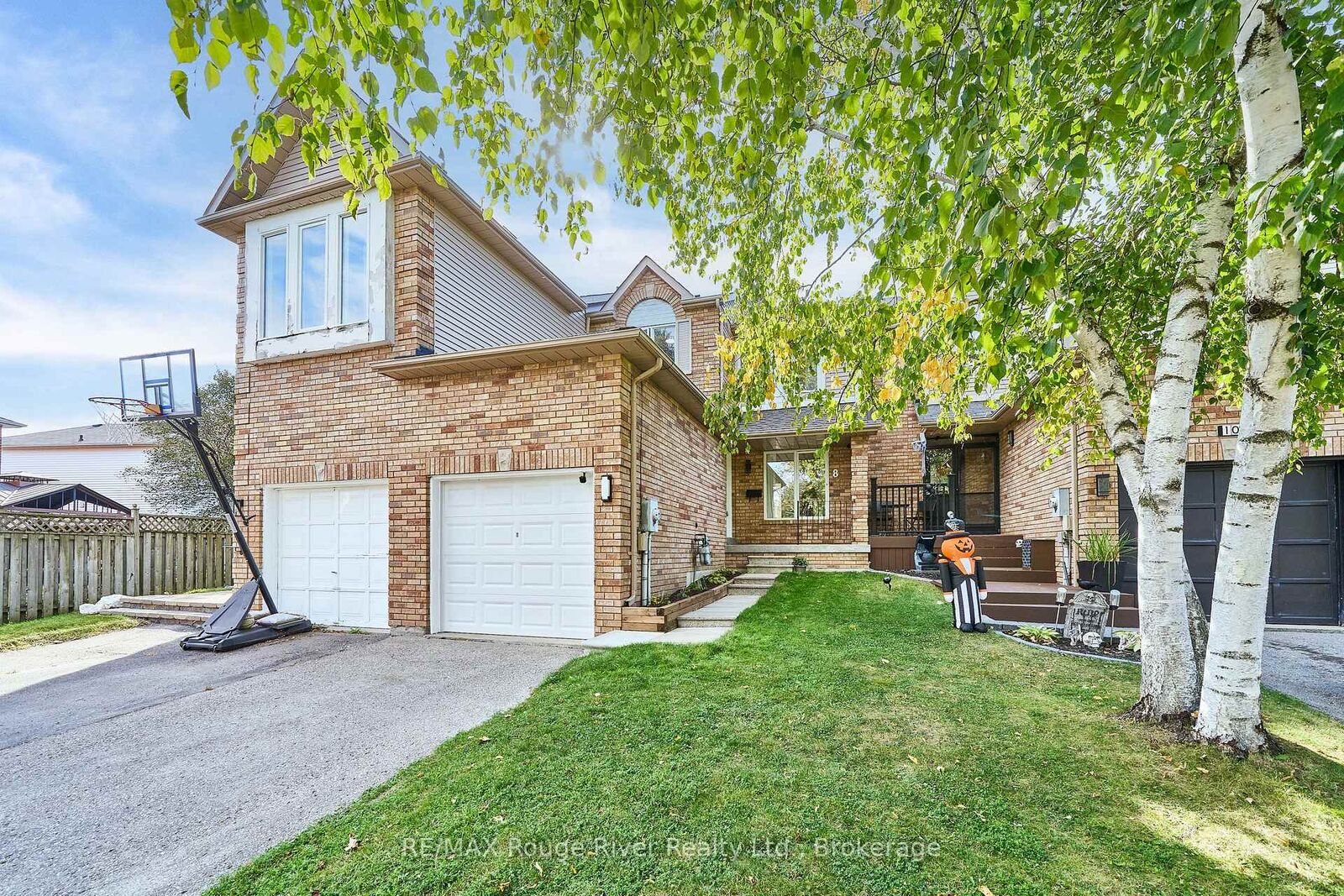 Property Photo:  8 Landerville Lane  ON L1C 4W8 