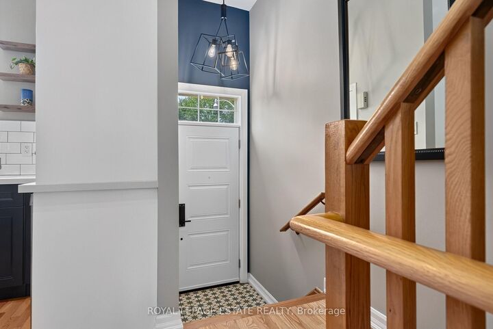 Property Photo:  2112 Dundas Street E  ON M4L 1N1 