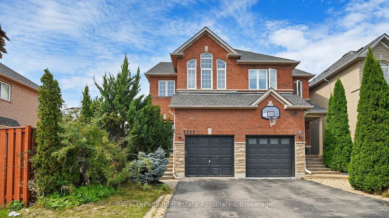 Property Photo:  3285 Apricot Street Upper  ON L5N 8B1 
