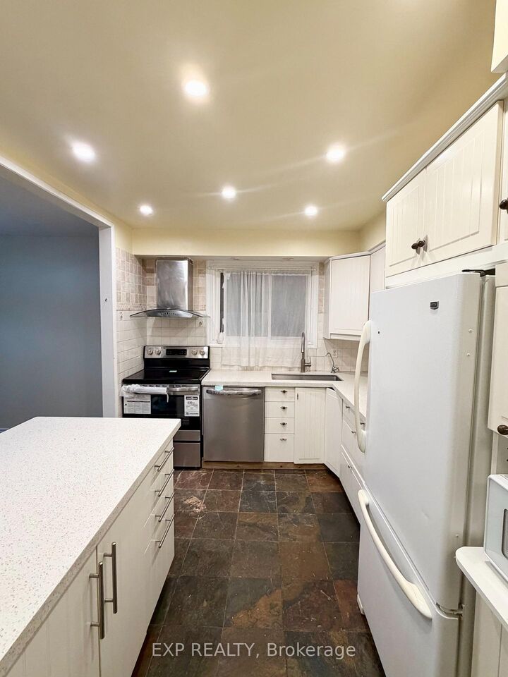 Property Photo:  119 Ingleside Drive Upper  ON N2M 2G9 