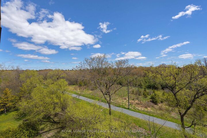 Photo de la propriété: 358 Queen Mary Road 609 ON K7M 7E8