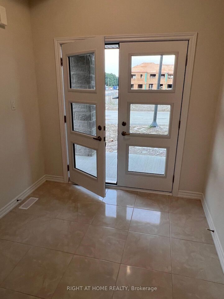 Property Photo:  1052 Periwinkle Crescent  ON N4S 7W2 