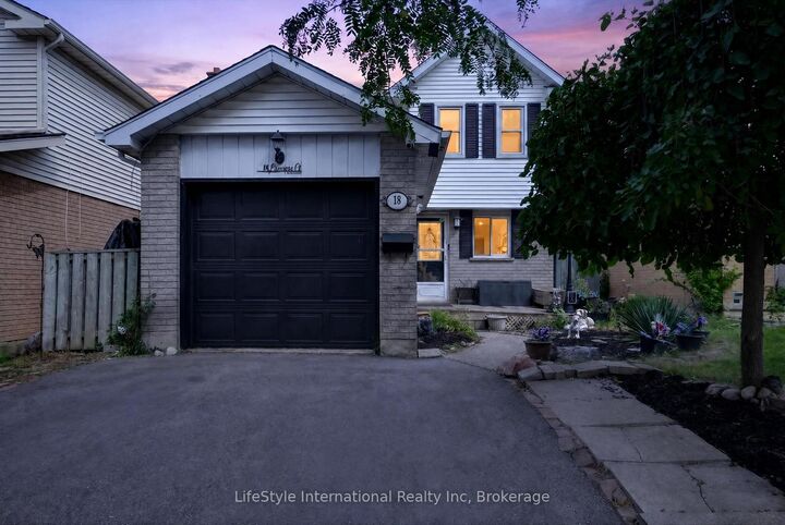 Property Photo:  18 Camrose Court  ON N2M 5J4 