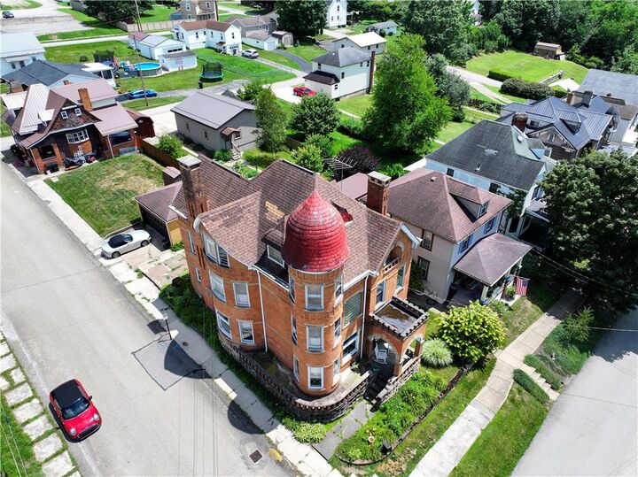 Property Photo:  404 Walnut St  PA 15681 