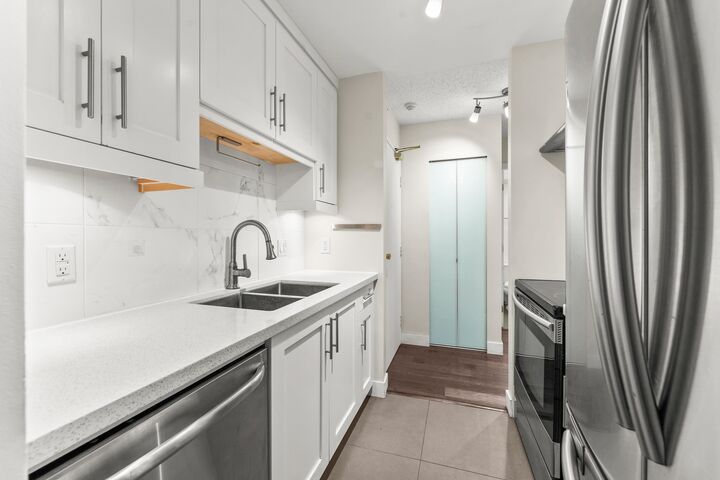 Property Photo:  1611 E 3rd Avenue 203  BC V5N 1H1 