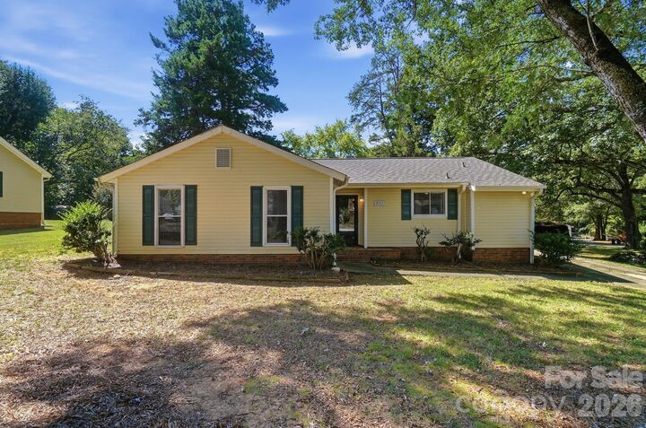 Property Photo: 5921 Falstaff Drive NC 28227