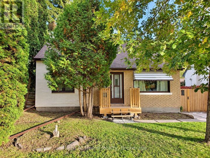 Property Photo:  129 Marlborough Street  ON P7B 4G5 