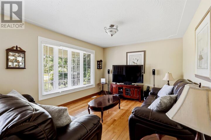 Property Photo:  382 Nixon Rd  ON P6C 5R9 