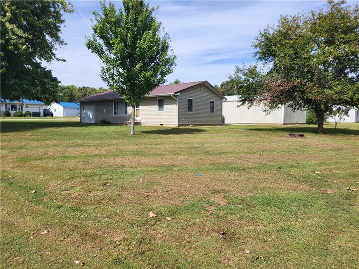 Property Photo:  944 Commercial Street  IL 62443 