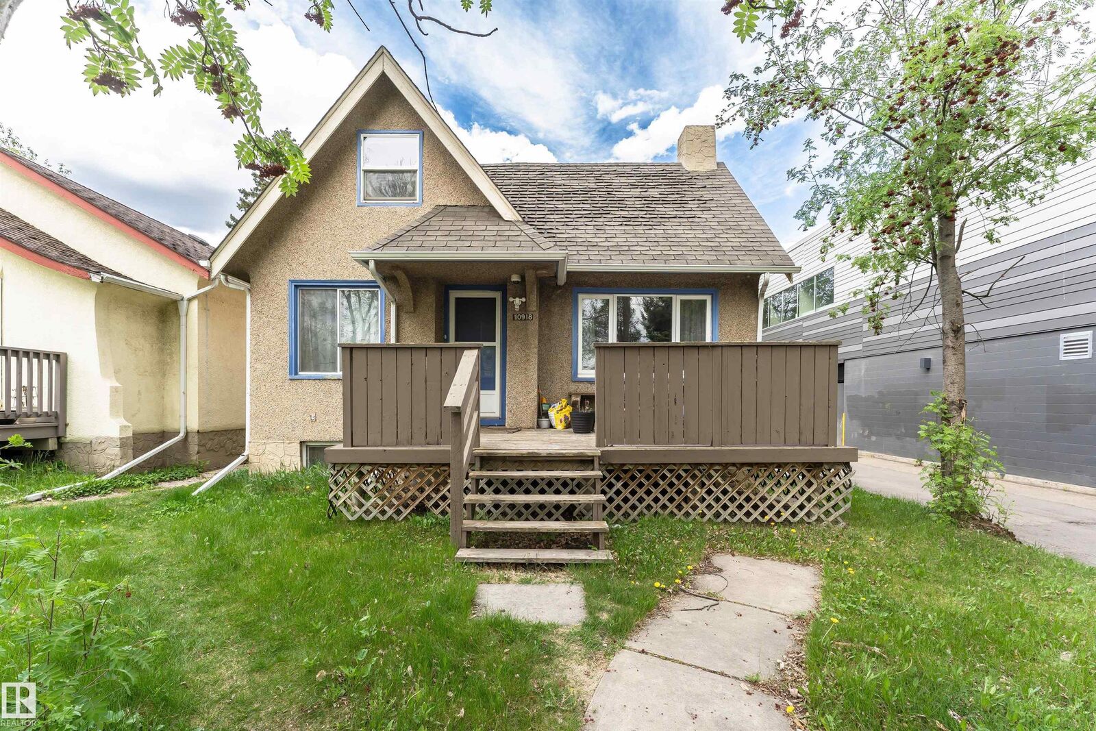 Property Photo:  10918 84 Avenue NW  AB T6G 0V4 