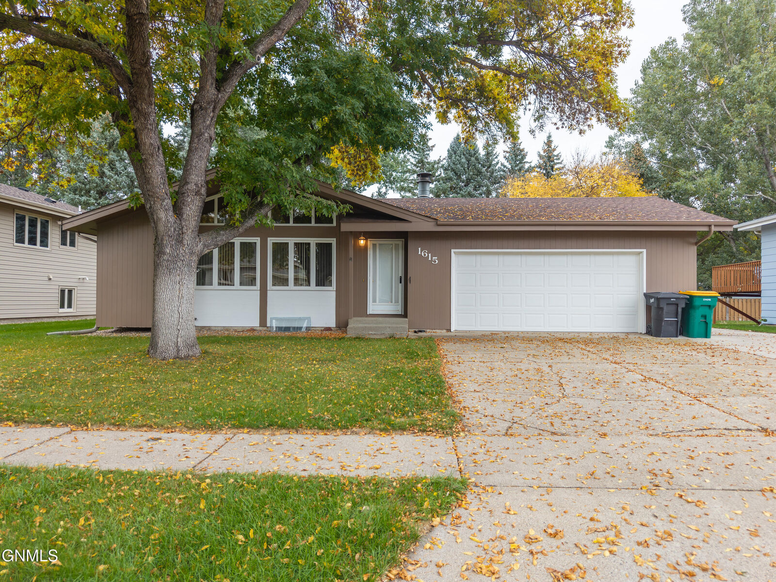 Property Photo:  1615 Omaha Drive  ND 58504 