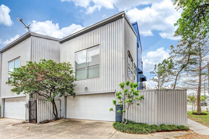Property Photo: 2714 Chenevert Street TX 77004