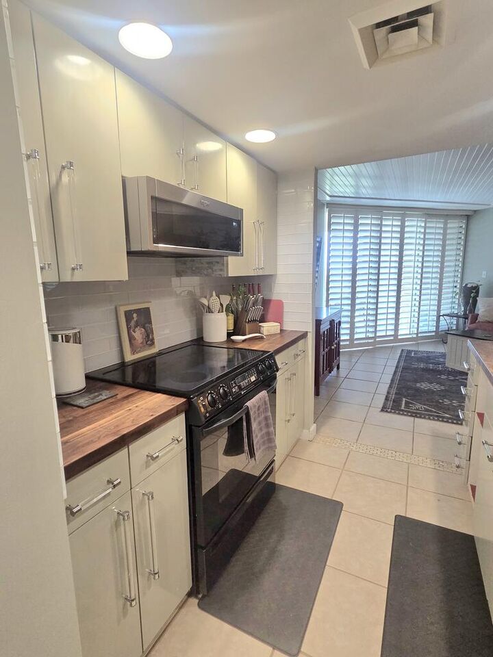 Property Photo:  1000 Guadalupe St  TX 78028 