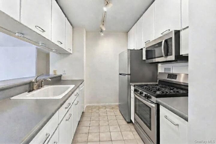 Property Photo:  4 Martine Avenue 1507  NY 10606 