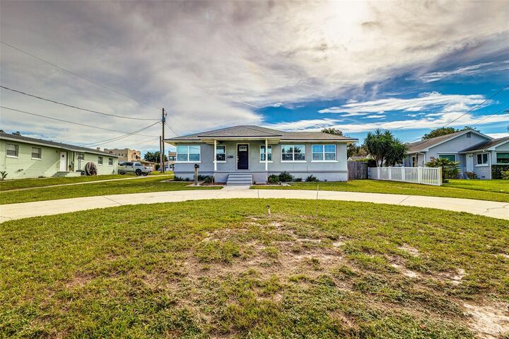 Property Photo: 215 S Lake Howard Drive FL 33880