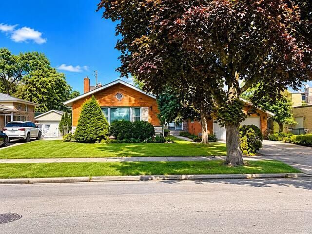 Property Photo:  1034 N Forest Rd Road  IL 60526 