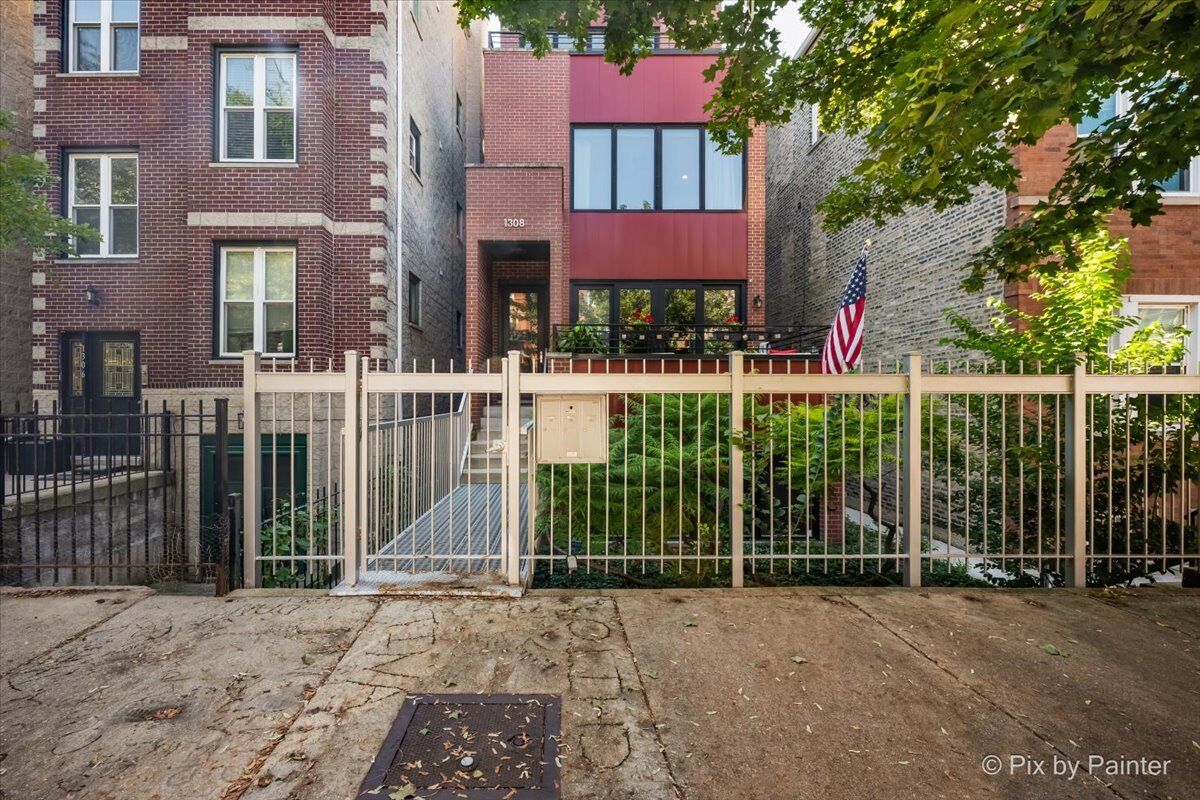 Property Photo:  1308 N Bosworth Avenue 2  IL 60622 