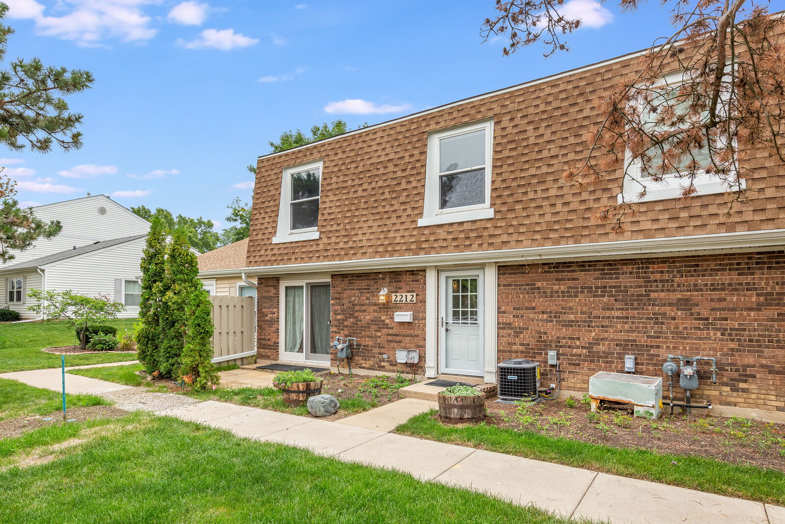 Property Photo: 2212 Cardinal Court IL 60194