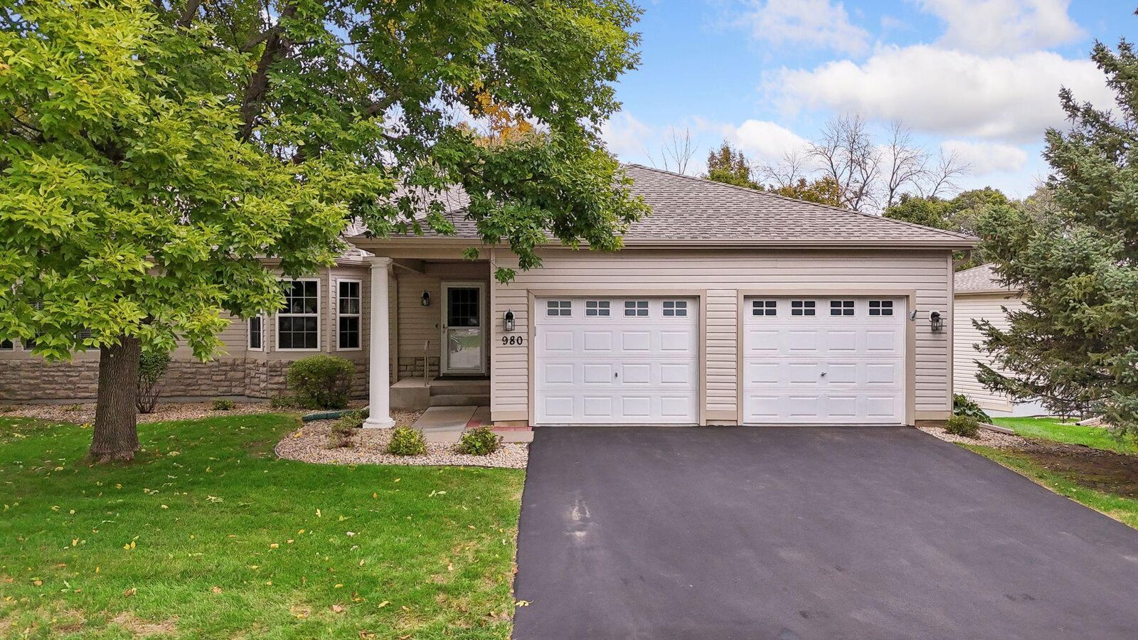 Property Photo:  980 Carriage Lane  MN 55318 