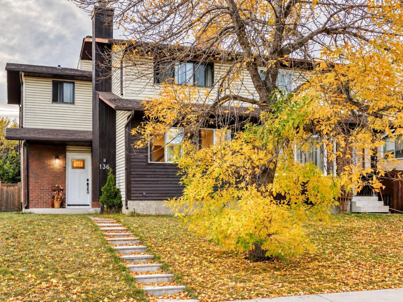 Property Photo:  136 Templehill Drive NE  AB T1Y 4C3 