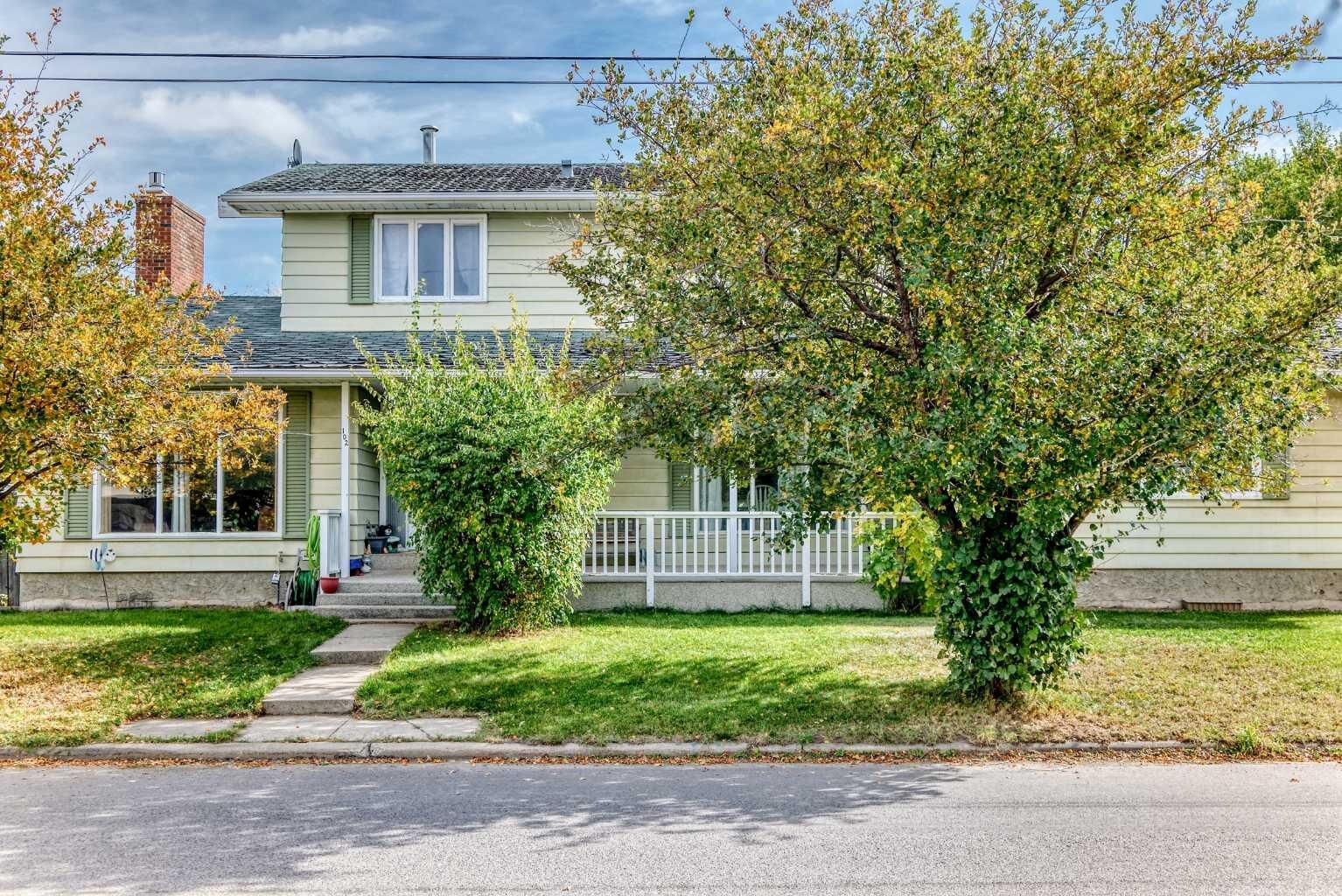 Property Photo: 102 4 Avenue SE AB T1V 1G3