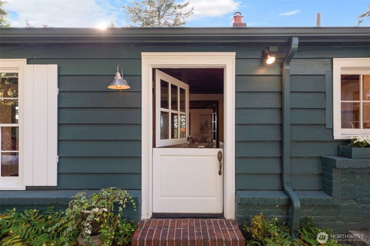 Property Photo:  3226  30th Avenue W  WA 98199 