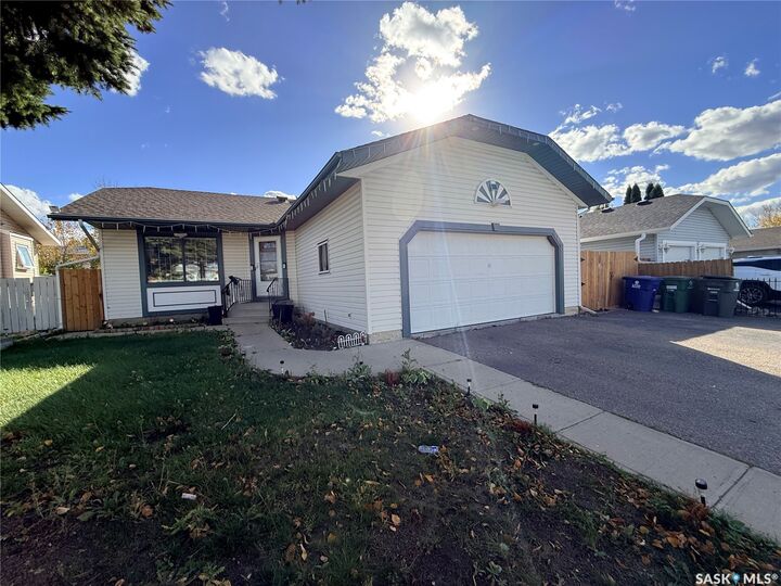 Property Photo:  119 Hall Crescent  SK S7L 7G7 